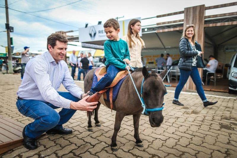 Secretário estadual da agricultura, Ernani Polo, e seu filho, durante a Expointer