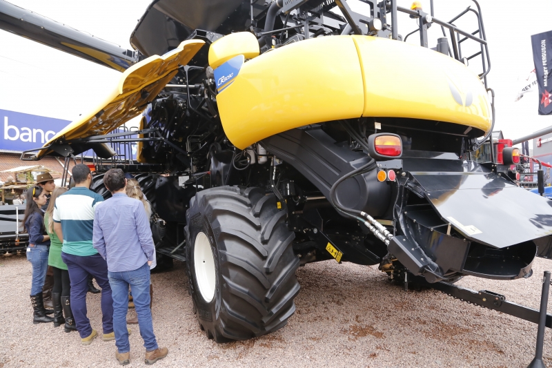 Instabilidade político-econômica pode frear intenção de compra dos agricultores, mas bancos apostam no crédito direcionado