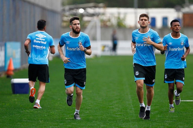 Kannemann (segundo da direita para a esquerda) fica a disposição de Roger Machado