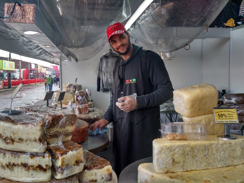 Jaafari Mostapha da Caravana do Marrocos vende doces típicos Foto: Mauro Schneider/Especial/JC