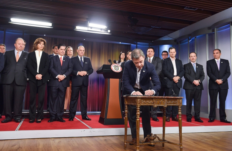 Presidente Juan Manuel Santos firmou ontem o decreto de convocação