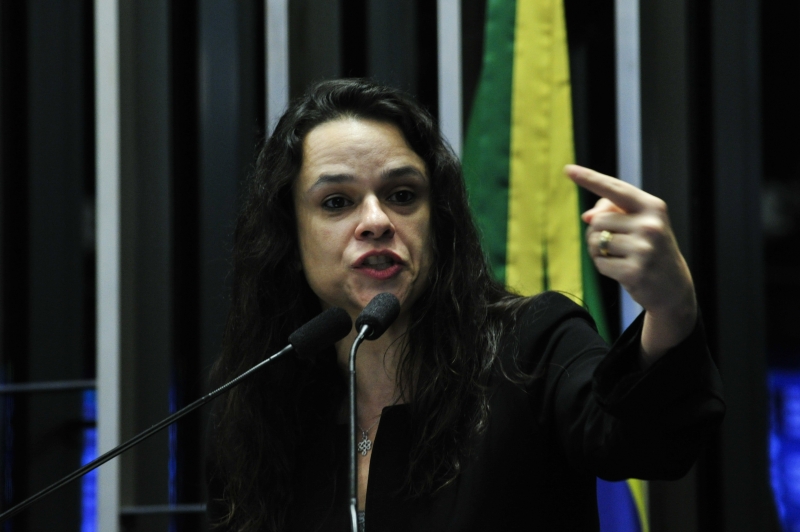A advogada de acusação rebateu as falas de Dilma de que estaria sofrendo impeachment porque é mulher