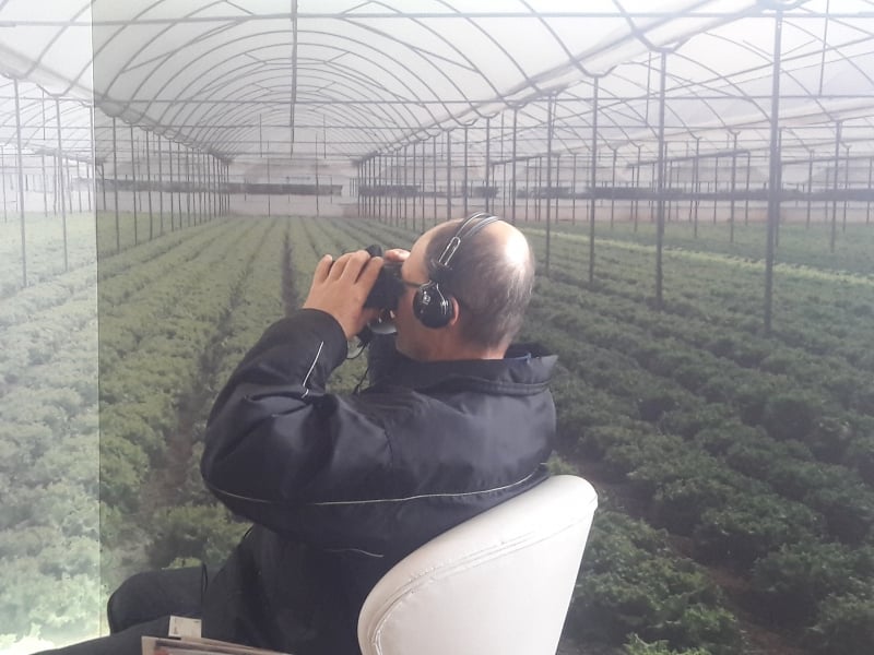 Visitante assiste ao v&iacute;deo em 360&deg; sobre processos da horta Foto: Ulisses Miranda