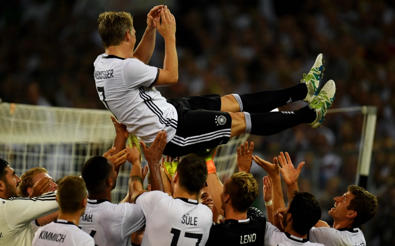Schweinsteiger é erguido pelos companheiros de seleção