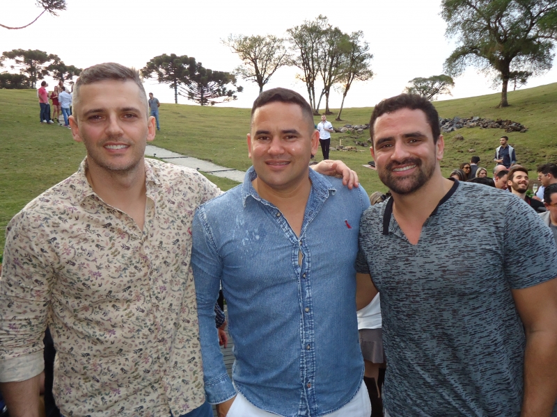 Tapete vermelho
Eduardo Corte Real, Vinicius Garcia e Guga Garcia organizam o Red Carpet Weekend

