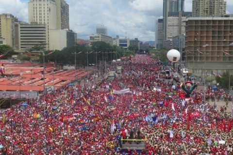 Milhares de pessoas participaram de marchas contra (e) e a favor do presidente venezuelano