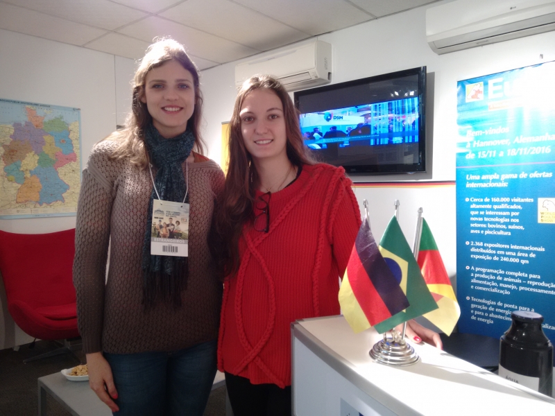 Larissa Behling e Ana Luisa Schneider recepcionam os empreendedores na Câmara Brasil-Alemanha