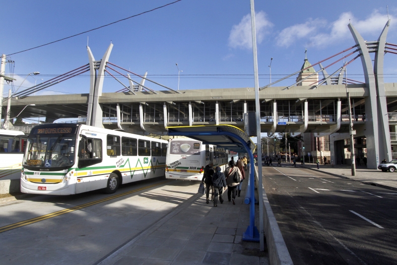  A prefeitura liberou nesta quinta-feira o trânsito no trecho que ainda estava em obras do corredor de ônibus da Bento Gonçalves, entre as ruas Paulino Azurenha e Guedes da Luz.  