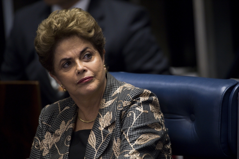 A ex-presidente ainda não decidiu se vai morar na capital gaúcha, onde tem um apartamento e poderá contar com o apoio da família, ou se ocupará um apartamento da mãe no Rio