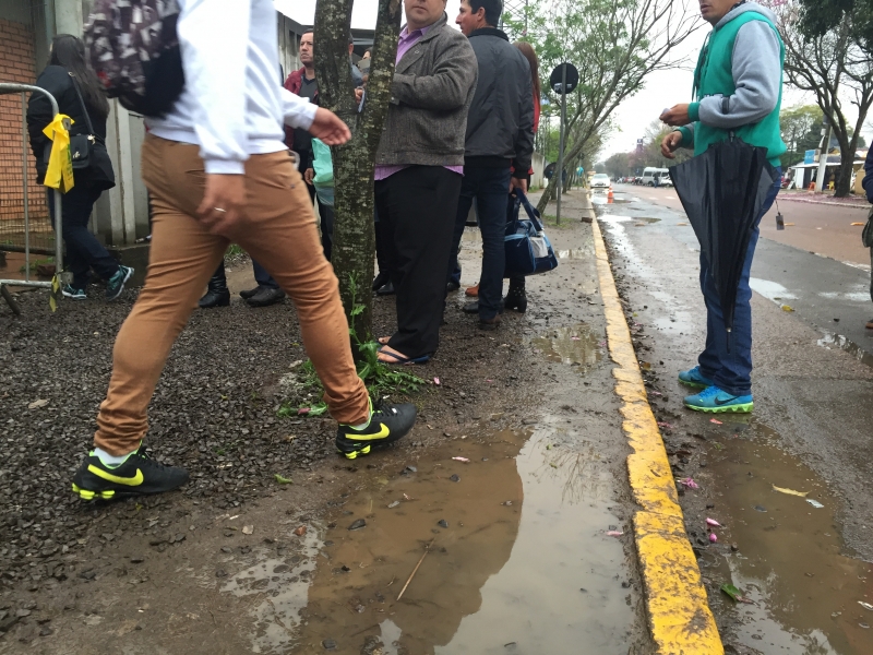 Visitantes se depararam com calçadas quebradas e barro no caminho