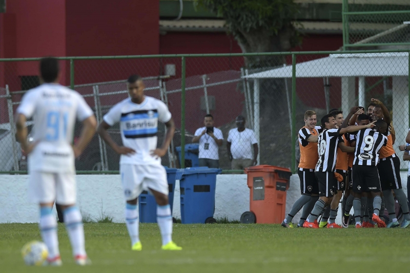 Com gols de Camilo e Sassá, equipe carioca abriu vantagem ainda no primeiro tempo; Batista descontou
