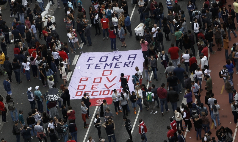 Manifestantes também reprovaram impeachment da presidente Dilma Rousseff e pediram 'diretas já'