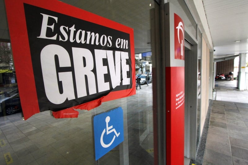 Bancos amanheceram adesivados com cartazes de greve em Porto Alegre