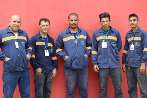 Ex-pedreiro Romildo Mota (� esq.) investe em franquia