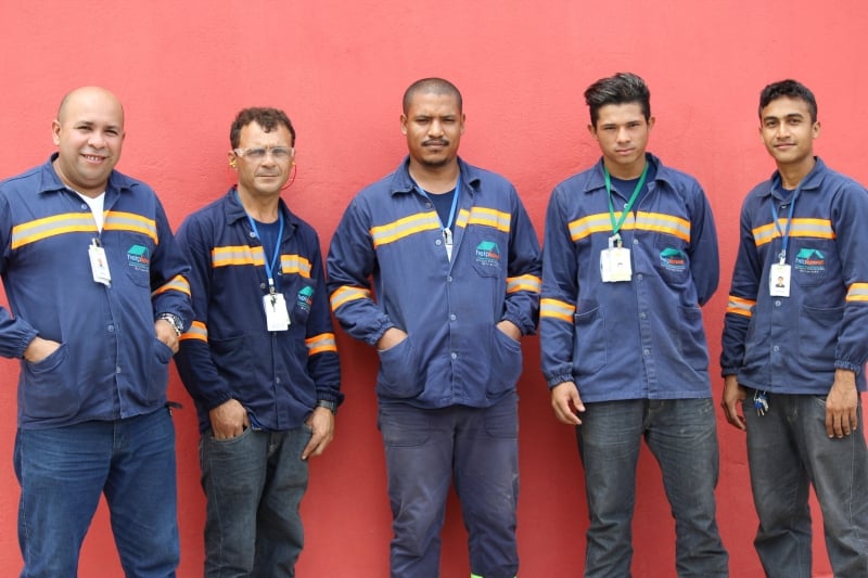 Romildo Mota (&agrave; esq.) e sua equipe #NaBatalha dos reparos Foto: Help Home/Divulga&ccedil;&atilde;o/JC