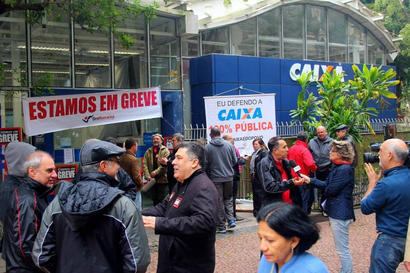 Concentração de grevistas ocorreu principalmente na Praça da Alfândega, em Porto Alegre