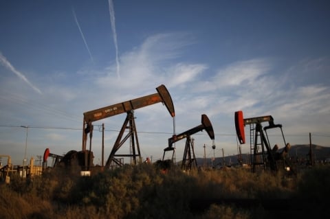 Petróleo fecha em alta, impulsionado por apetite por risco e temores sobre oferta