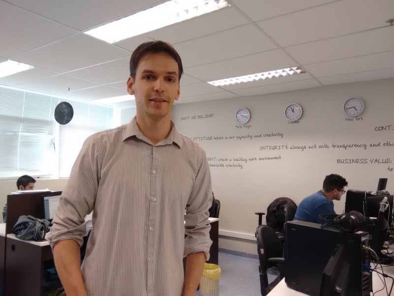 F&aacute;bio toca a Pandorga do Brasil, enquanto seu s&oacute;cio fica em Londres Foto: Roberta Fofonka/Especial/JC