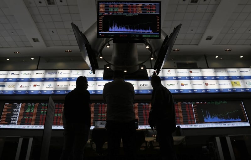 A Bovespa desacelerou perdas, em sintonia com Wall Street e as demais bolsas internacionais