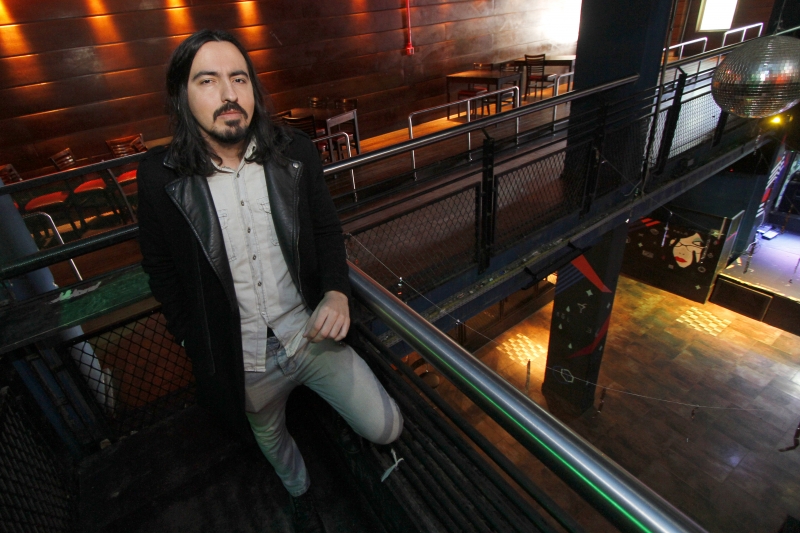 Rafael foi produtor e DJ no Anexo B e no Beco 203 at&eacute; abrir seu pr&oacute;prio neg&oacute;cio, o Obra Club - que virou Rol&ecirc;  Foto: MARCELO G. RIBEIRO/JC