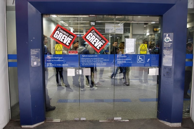 Clientes conseguem acessar a sala de auto-atendimento, mas nem tudo pode ser feito pelos caixas