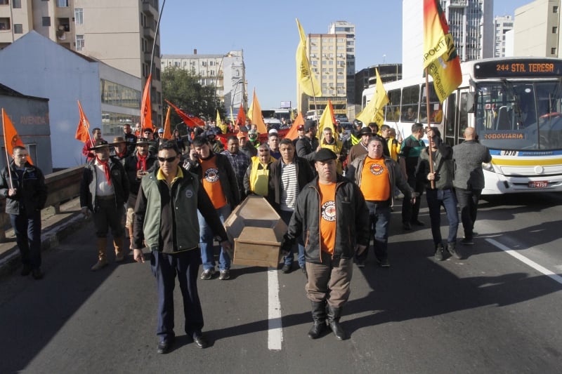 Grupo saiu em caminhada em direção ao Centro de Porto Alegre