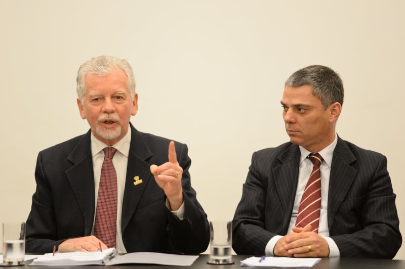 Prefeito José Fortunati e o vereador Cassio Trogildo na entrega da LDO 2017