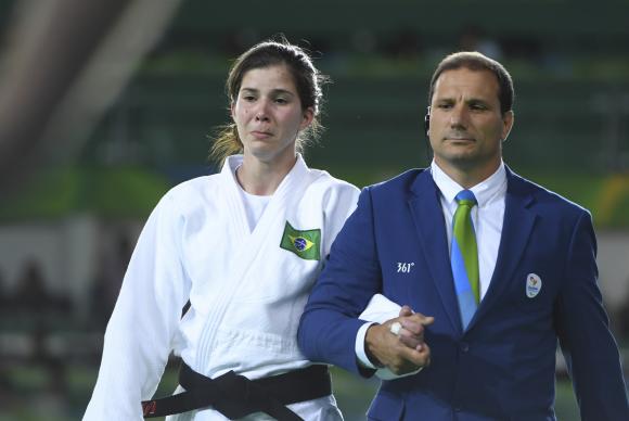 A judoca brasileira chorou ao perder a luta para a adversária mexicana 