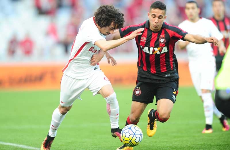 Time de Celso Roth saiu na frente, mas levou virada do Atlético-PR