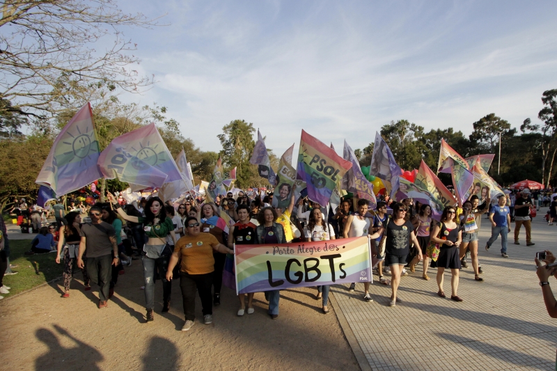 Luciana andou andou com ativistas LGBT no Parque Farroupilha