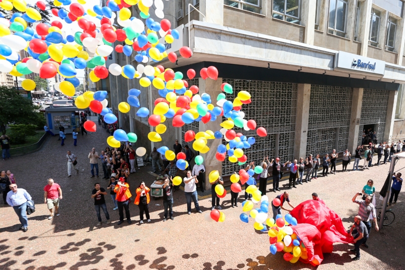 Balões marcam ato em apoio ao Banrisul e a greve dos bancários em Porto Alegre