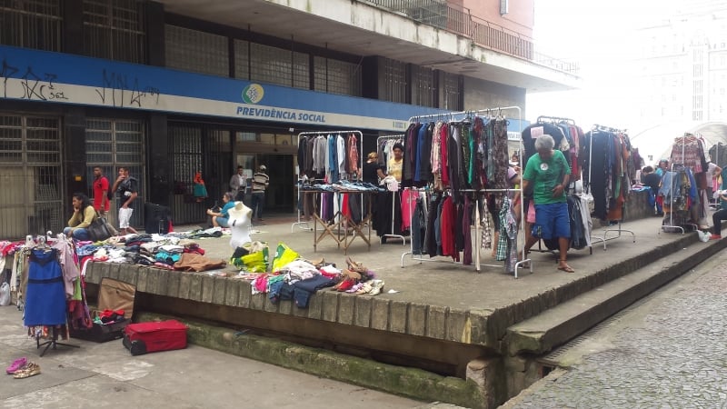 Feira de roupas na travessa Mário Cinco Paus, no Centro de Porto Alegre