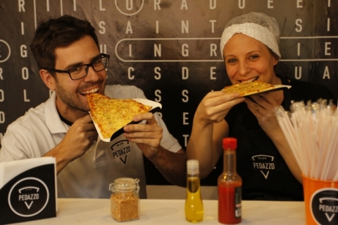 Rodrigo Gobbi e Clarissa Fensterseifer s&atilde;o s&oacute;cios da Pedazzo que aposta em pizzas em peda&ccedil;os s&oacute; para comer no local  