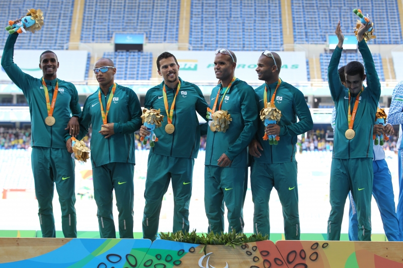 Brasileiros completaram a distância em 42s37, novo recorde paralímpico
