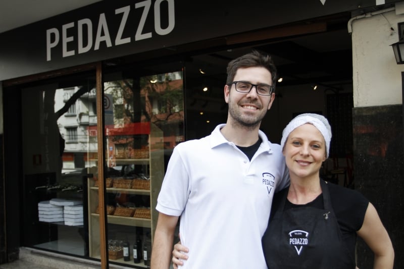  Entrevista com os sócios da Pedazzo, pizzaria que abriu no centro com foco em almoços.     na foto: Rodrigo Gobbi e Clarissa Fensterseifer   Foto: JONATHAN HECKLER/JC