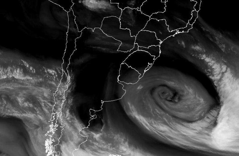 Imagem do satélite Goes mostra o ciclone no litoral sul e a mancha preta de ar frio entrando no Estado 