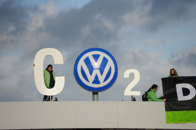 Grupo de ativistas do Greenpeace levaram os protestos para a frente da fábrica de Wolfsburg, na Alemanha
