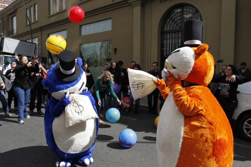Presentes arremessavam bolas para "capturar" bonecos
