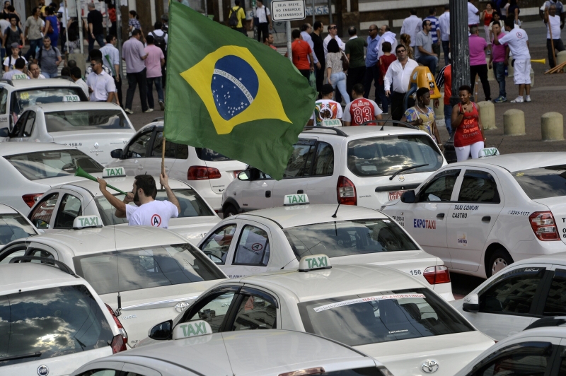Taxistas paulistas fazem campanha acirrada contra carros do aplicativo