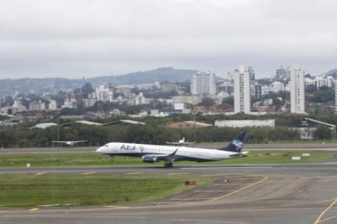  Caderno Logística - avião abastecendo no aéroporto Salgado Filho.  