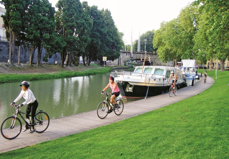 Grupos de 20 a 30 pessoas participam dos roteiros pelas margens de rios e trilhas nas cidades europeias