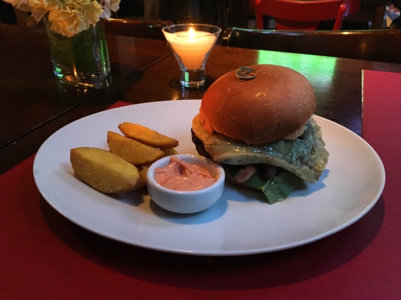 Entre as novidades do card&aacute;pio, tr&ecirc;s op&ccedil;&otilde;es de hamb&uacute;rgueres Foto: Maria Eugenia Bofill/Especial/JC