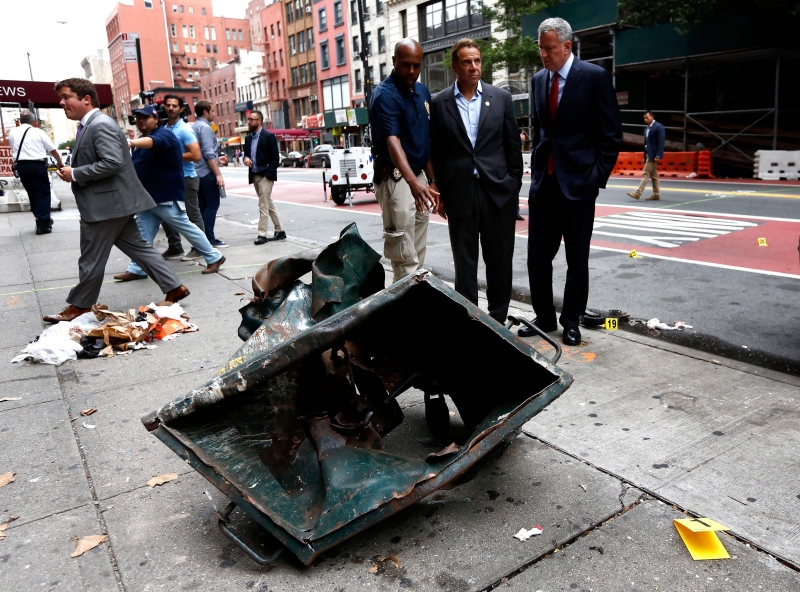 Prefeito da cidade, Bill de Blasio (d) inspecionou no domingo a cena da explosão 