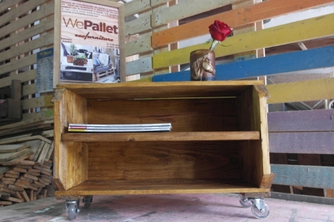 A prateleira pode ser utilizada como mesa de canto, porta-revistas, sapateira, etc. 