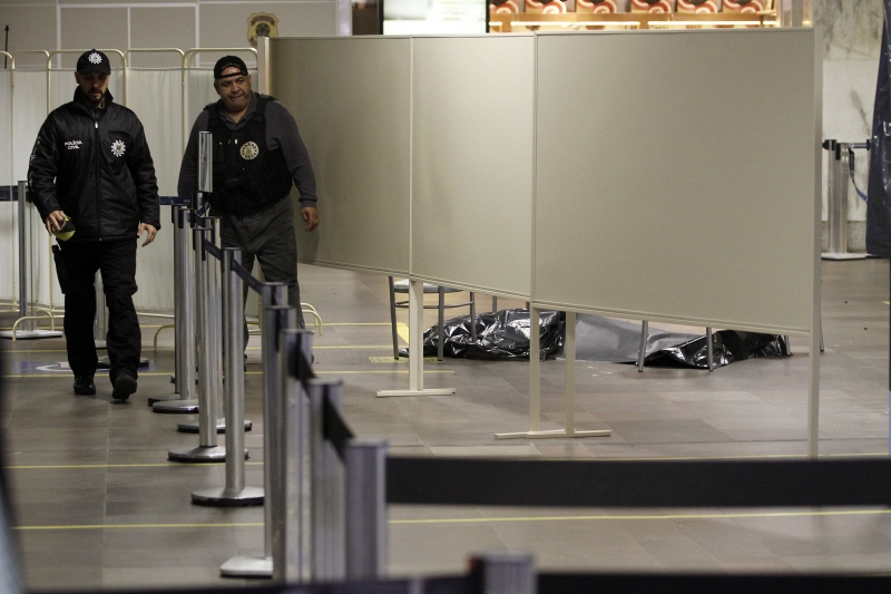 Corpo de jovem que foi alvejado com mais de 10 tiros ficou no saguão do aeroporto
