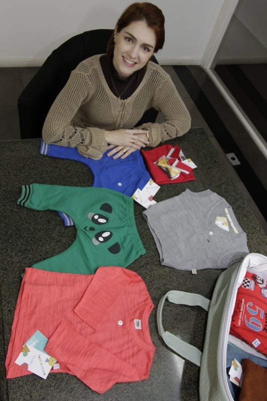 Paola vendia roupas entre os vizinhos e agora aposta em ponto fixo Foto: ANTONIO PAZ/JC