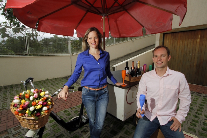 Taila e Paulo, da D'Vino, viram que era comum a venda itinerante da bebida em ta&ccedil;as nos EUA e importaram a ideia Foto: MARCELO G. RIBEIRO/JC