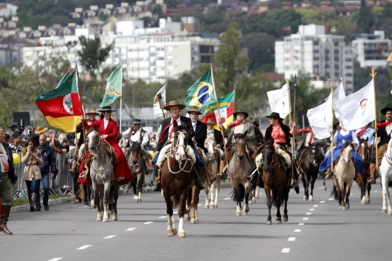 Cerca de 1,5 mil cavalarianos participaram do evento na avenida Beira-Rio
