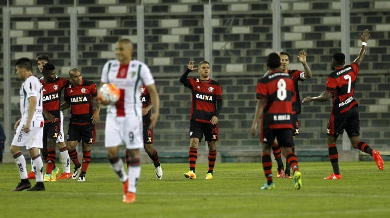 Emerson (segundo à esquerda) voltou a marcar e garantiu a vitória do Flamengo no Chile