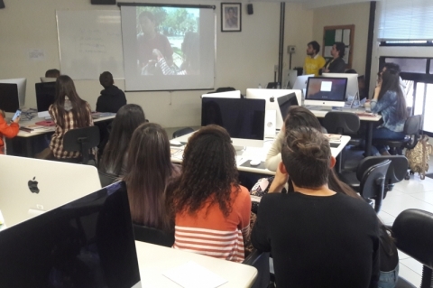 Estudantes assistem o resultado da oficina sobre v�deos para redes sociais